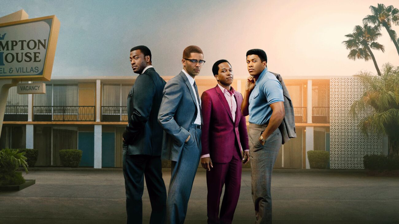 Quatro homens negros vestindo terno, da esquerda para a direita Jim Brown, Malcon X, Sam Cooke e Muhamed Ali